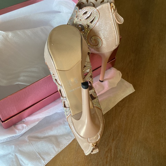 NWB - Beautiful Platform Heels! Never worn, too big for me…:( - Picture 2 of 3